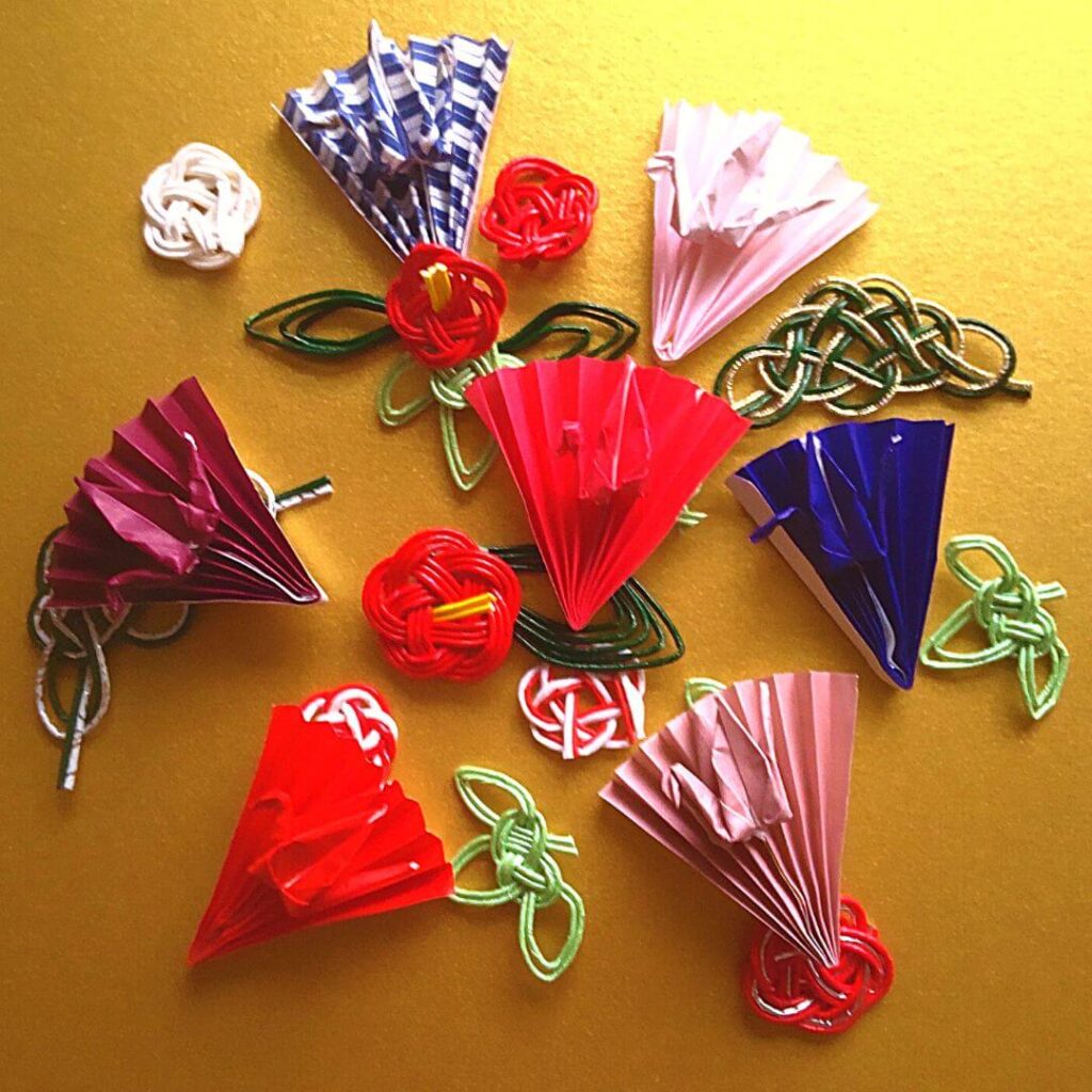 お祝いにお正月に おりがみ一枚で扇鶴の折り方 ゆらり ふわり